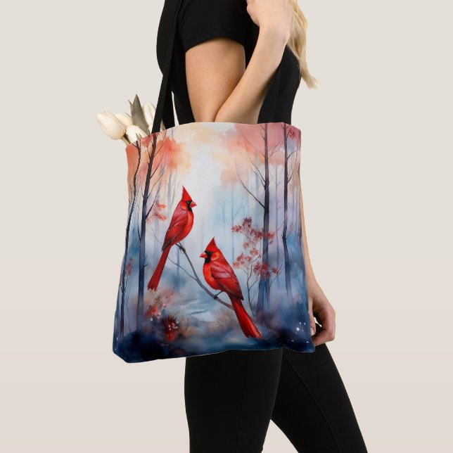 Tote Bag Cardinaux rouges dans une forêt brumeuse (De près)