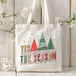 Tote Bag C'Est La Saison Typographie Moderne De Noël<br><div class="desc">'Tis The Season Modern Christmas Typography Festive Holiday Sac fourre-tout présente le texte "Tis The Season" dans la typographie de script moderne accentuée par des arbres de Noël modernes. Parfait pour les cadeaux de Noël, le décor de Noël, les fêtes de fin d'année et plus encore. Créé par Evco Studio...</div>
