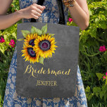 Tote Bag Chaleur de tournesol rustique mariage bridesmaid<br><div class="desc">Mariage de automne rustique élégant style femme de chambre / femme d'honneur / fille de fleur sac fourre-tout sur tableau noir gris avec de beaux bouquets de tournesols jaunes dorés. Personnalisez-le avec le nom de la servante sur le devant et avec le nom de la mariée et du marié et...</div>
