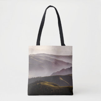 TOTE BAG CHAMP EN GRAS VERT ET MONTAGNES EN JOURNÉE