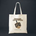 Tote Bag Champion de Dreidel de Hanukkah Cadeau Personnalis<br><div class="desc">Célébrez Hanoukka avec fierté et humour en vous réunissant avec toute la famille. Ce design graphique de festival fait un cadeau parfait pour les fêtes. Que ce soit pour votre voisin,  votre famille,  votre mari,  votre oncle ou votre petit ami</div>