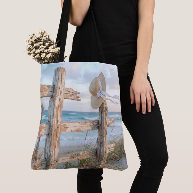 Tote Bag Chapeau de soleil sur une clôture de plage (De près)