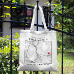 Tote Bag Charleston Love Locator | Accueil du Mariage de ca<br><div class="desc">Un sac fourre-tout amusant pour un mariage ou toute autre occasion se déroulant dans la belle ville de Charleston, Caroline du Sud. Cette fourre-tout dispose d'une carte du centre-ville à l'intérieur d'un coffret encadré en noir. Au sommet se trouve un accueil de bienvenue et le nom de la ville. Sur...</div>