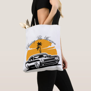 Tote Bag Chasing Horizon Vintage Muscle Car coucher de sole
