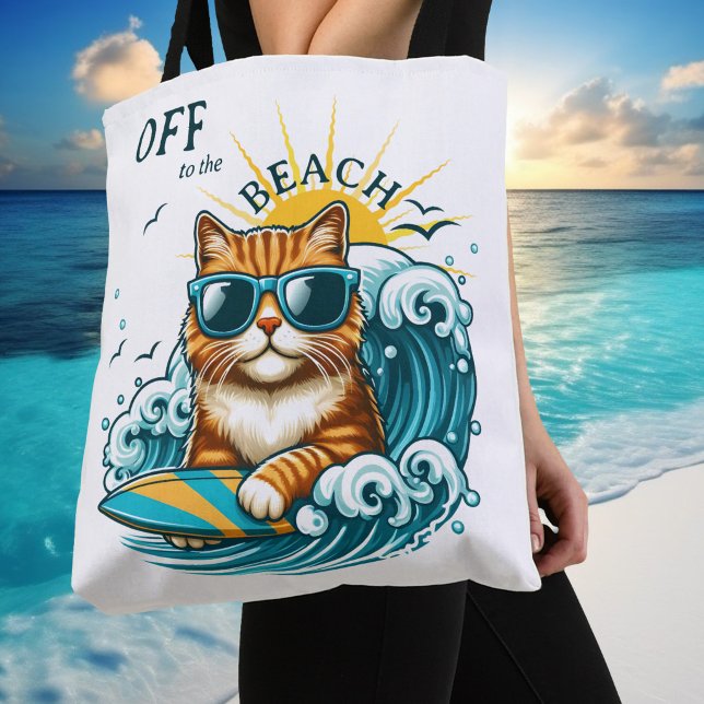 Tote Bag Chat de surf cool de plage d'été (Tote bag featuring a cute kitty with sunglasses on a surf board on the waves and a warm summer sun.)
