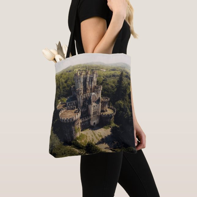 Tote Bag Château de pierre gris grand en Bois vert surélevé (De près)