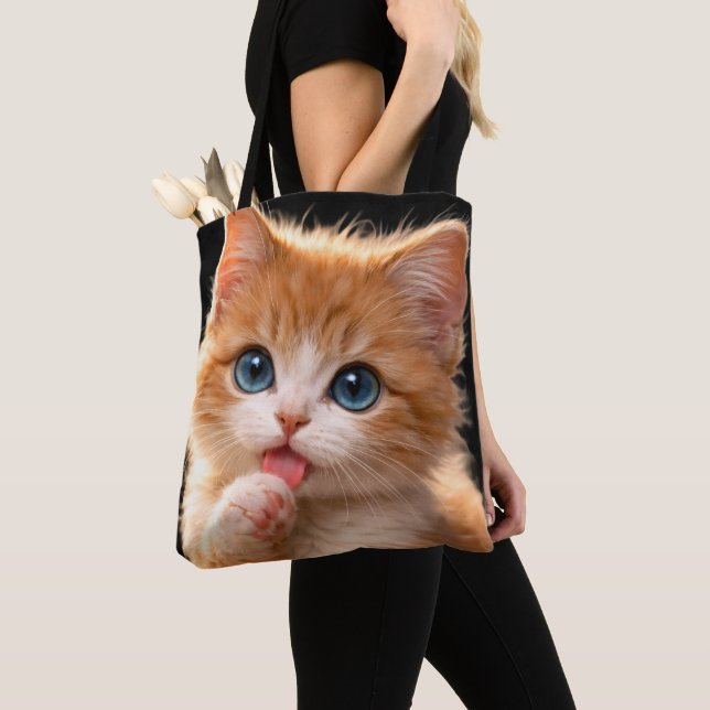 Tote Bag Chaton aux yeux bleus se léchant la patte (De près)