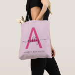 Tote Bag Chaud rose moderne Script Girl Monogramme Nom<br><div class="desc">Améliorez votre style quotidien avec ce sac fourre-tout monogramme personnalisé. Doté d'une étonnante lettre rose vif "A" et d'un élégant script qui personnalise votre nom, ce fourre-tout allie minimalisme moderne et touche girly. Son design spacieux et durable en fait l’accessoire idéal pour toutes les occasions, que vous soyez en train...</div>