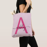 Tote Bag Chaud rose moderne Script Girl Monogramme Nom<br><div class="desc">Améliorez votre style quotidien avec ce sac fourre-tout monogramme personnalisé. Doté d'une étonnante lettre rose vif "A" et d'un élégant script qui personnalise votre nom, ce fourre-tout allie minimalisme moderne et touche girly. Son design spacieux et durable en fait l’accessoire idéal pour toutes les occasions, que vous soyez en train...</div>
