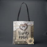 Tote Bag Chaussures à cheval dentelle tournesol bois Mariag<br><div class="desc">Rustic Country Style Bridesmaid Mariage Modèles de Sac fourre-tout - Couple Old Horseshoe Coeur avec corde Bow Knot et dentelle blanche, tournesol, lumières à cordes et tissu Burlap sur l'ancien Arrière - plan en bois de grange. Un design parfait pour votre grand jour. Tous les styles de texte, couleurs, tailles...</div>