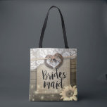 Tote Bag Chaussures à cheval dentelle tournesol bois Mariag<br><div class="desc">Rustic Country Style Bridesmaid Mariage Modèles de Sac fourre-tout - Couple Old Horseshoe Coeur avec corde Bow Knot et dentelle blanche, tournesol, lumières à cordes et tissu Burlap sur l'ancien Arrière - plan en bois de grange. Un design parfait pour votre grand jour. Tous les styles de texte, couleurs, tailles...</div>