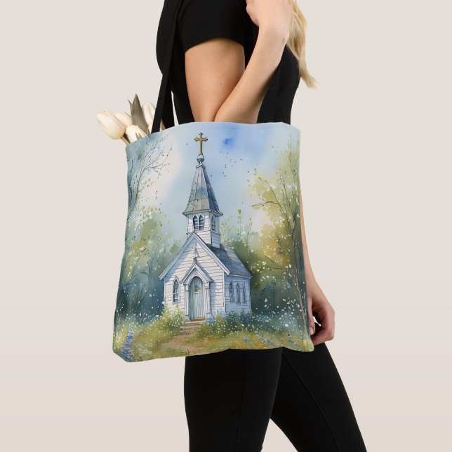 Tote Bag Chemin rustique d'église dans une prairie de fleur (De près)