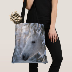 Tote Bag Cheval Blanc d'Hiver dans un Pin enneigé