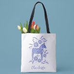 Tote Bag Cheval de Dala suédois personnalisé<br><div class="desc">Un joli Dala Horse suédois traditionnel en bleu et blanc avec typographie script. Modifiez le nom pour personnaliser. Art original de Nic Squirrell.</div>