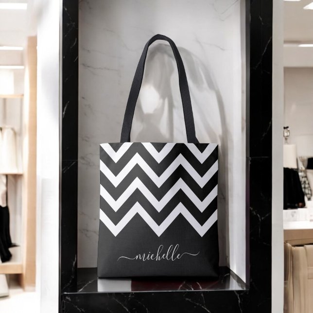 Tote Bag Chevron noir et blanc avec monogramme (Personalize this custom tote with your name.)