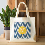 Tote Bag Chevrons bleu marine avec Monogramme jaune personn<br><div class="desc">Un design géométrique audacieux dans des couleurs fraîches et tendance. Si vous devez ajuster les monogrammes,  cliquez sur le bouton customiser et apporter des modifications.</div>