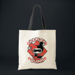 Tote Bag Chibi Harley Quinn Splits<br><div class="desc">Regardez Chibi Harley Quinn alors qu'elle fait les éclaboussures devant une toile de fond en losange à pois rouges avec son nom écrit autour d'elle.</div>