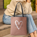 Tote Bag Chic Coeur Personnalisé Terracotta<br><div class="desc">Ce sac fourre-tout en terre cuite est personnalisé avec votre nom dans une police simple sur un grand coeur blanc. Idéal pour vous-même,  pour vos demoiselles d'honneur,  club de lecture,  cadeau de remise de diplômes,  cadeau d'anniversaire,  cadeau d'enseignant ou toute occasion. PLUS de couleurs dans notre magasin.</div>