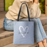 Tote Bag Chic Dusty Blue Heart Personnalisé<br><div class="desc">Ce sac fourre-tout bleu poussiéreux est personnalisé avec votre nom dans une police simple sur un grand coeur blanc. Idéal pour vous-même,  pour vos demoiselles d'honneur,  club de lecture,  cadeau de remise de diplômes,  cadeau d'anniversaire,  cadeau d'enseignant ou toute occasion. PLUS de couleurs dans notre magasin.</div>