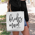 Tote Bag Chic Script Personnalisé Bridesmaid<br><div class="desc">Offrez vos demoiselles d'honneur avec ces sacs fourre-tout personnalisés super mignons ! Design moderne et tendance noir et blanc avec "bridesmaid en noir manuscrit typographie. Customisez facilement avec le nom de votre femme de ménage en utilisant le champ modèle fourni.</div>