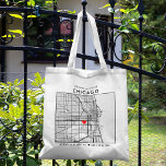 Tote Bag Chicago Love Locator | Bienvenue Mariage<br><div class="desc">Un sac fourre-tout amusant pour un mariage ou toute autre occasion se déroulant dans la belle ville de Chicago, Illinois. Cette fourre-tout dispose d'une carte du centre-ville à l'intérieur d'un coffret encadré en noir. Au sommet se trouve un accueil de bienvenue et le nom de la ville. Sur le côté...</div>