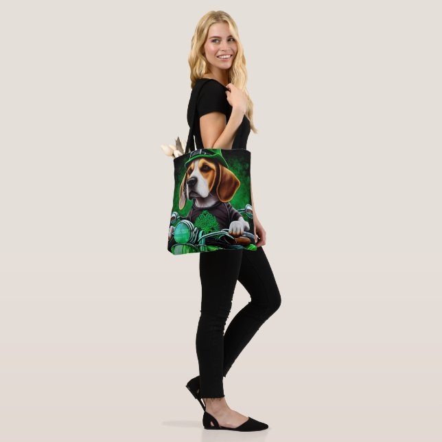 Tote Bag Chien Beagle conduisant un vélo la Saint-Patrick  (Sur le modèle)