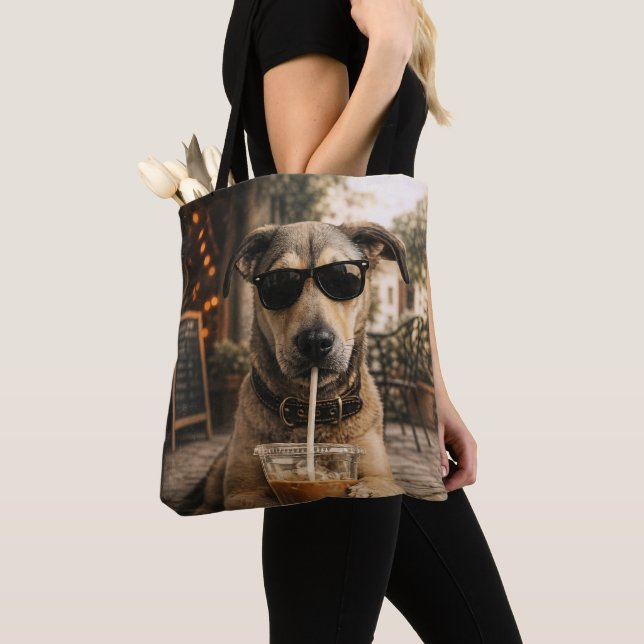 Tote Bag Chien drôle et cool buvant un café glacé (De près)