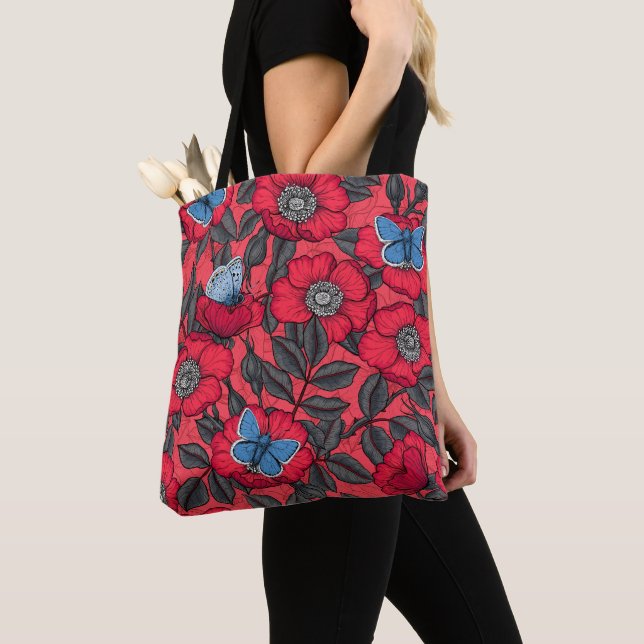Tote Bag Chien rose et papillons en rouge et bleu (De près)