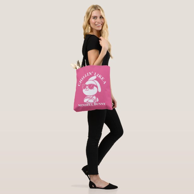 Tote Bag Chillin’ Like a Minful Bunny - Pink Paster Bag (Sur le modèle)