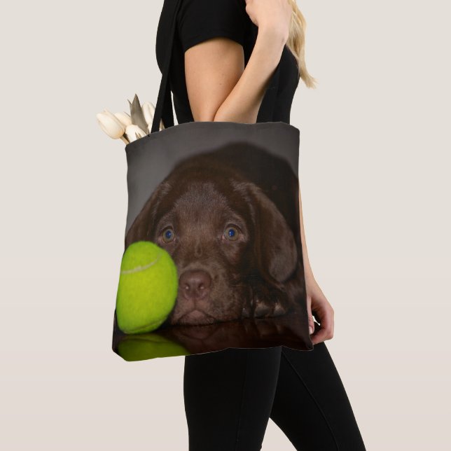 Tote Bag Chiot de Labrador de chocolat avec de la balle de (De près)
