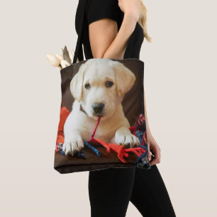 Tote Bag Chiot des images de Getty sur un sofa