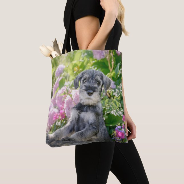 Tote Bag Chiot Schnauzer standard dans un jardin fleuri (De près)