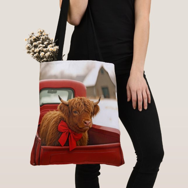 Tote Bag Christmas Highland Cow In Old Red Truck (De près)