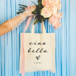 Tote Bag Ciao Bella | Script moderne italien avec coeur<br><div class="desc">Bonjour,  belle ! Ce sac fourre-tout de langue italienne ajoutera un style chic à votre tenue. La typographie noire moderne et élégante apparaît avec un coeur dessiné à la main,  pour une fourre-tout qui sera parfaitement comprise en Italie ou partout où vos voyages vous emmènent!</div>