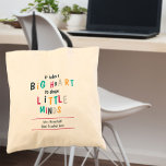 Tote Bag Citation de l'enseignant du grand coeur mignon Typ<br><div class="desc">Sac fourre-tout personnalisé avec citation de l'enseignant - grand cadeau de l'enseignant pour la fin de l'année merci ou l'appréciation de l'enseignant présent. Le design est imprimé sur les deux côtés et comporte une jolie typographie colorée. La citation dit "il faut un grand coeur pour former les petits esprits" et...</div>