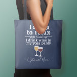Tote Bag Citation de vin amusant - Je bois du vin dans un p<br><div class="desc">Un petit humour à boire que vous pouvez transmettre à vos copines amoureuses du vin. Faites-les rire avec ce cadeau de bâillon humoristique ou d'éléphant blanc. Je fais du yoga pour me détendre - je plaisante - je bois du vin dans mon pantalon de yoga.</div>