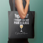 Tote Bag Citation De Vin Drôle - Cours De Yoga ? Verser un<br><div class="desc">Cours de Yoga - Je pensais que vous aviez dit versez un verre — Un petit humour de boisson que vous pouvez transmettre à vos copines amoureuses du vin. Faites-les rire avec ce cadeau de bâillon humoristique ou d'éléphant blanc. J'ai essayé de courir, mais j'ai continué à renverser mon vin....</div>
