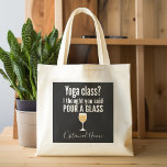 Tote Bag Citation De Vin Drôle - Cours De Yoga ? Verser un<br><div class="desc">Cours de Yoga - Je pensais que vous aviez dit versez un verre — Un petit humour de boisson que vous pouvez transmettre à vos copines amoureuses du vin. Faites-les rire avec ce cadeau de bâillon humoristique ou d'éléphant blanc. J'ai essayé de courir, mais j'ai continué à renverser mon vin....</div>