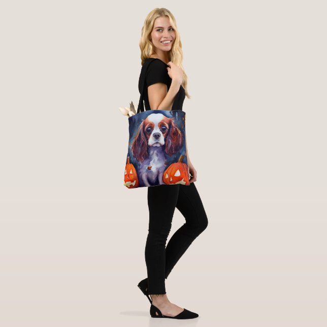 Tote Bag Citrouilles Cavalier King Charles Spaniel Hallowee (Sur le modèle)