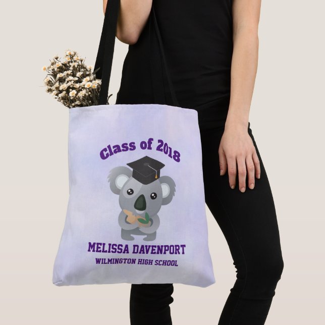 Tote Bag Classe de 20xx Cute Koala Ours dans la casquette d (De près)