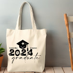 Tote Bag Classe de diplômés personnalisés de 2024<br><div class="desc">Graduate Class of 2024 citation présente un casquette avec goût,  topographie moderne et script de calligraphie,  accentué de fleurs et de coeurs. Personnalisez facilement avec votre nom de choix et monogramme sur le dos. Super idée cadeau pour cette catégorie spéciale. (Couleur de l'école : (Noir)</div>