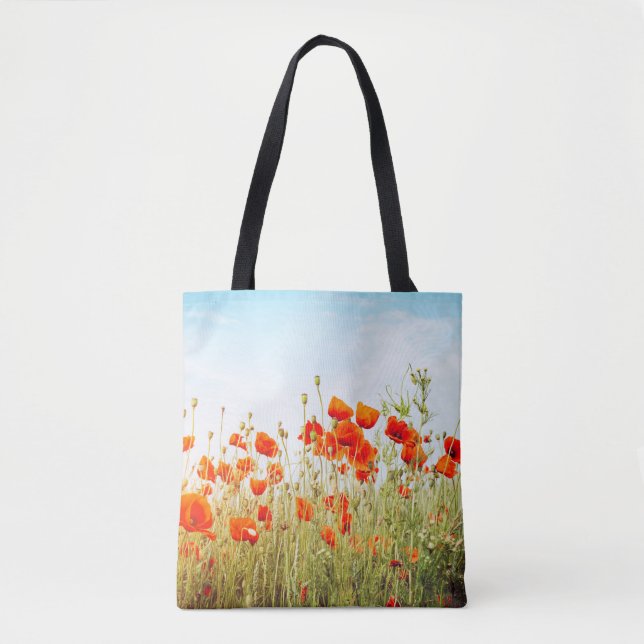 Tote Bag Close up poppies on field. Wild flowers in springt (Devant)