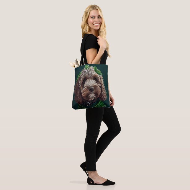 Tote Bag Cockapoo Dog en robe de fête St. Patrick (Sur le modèle)