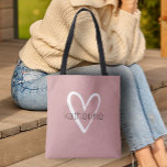Tote Bag Cœur Chic Personnalisé Rose Poussiéreux<br><div class="desc">Ce sac fourre-tout rose poussiéreux est personnalisé avec votre nom dans une police simple sur un grand cœur blanc. Idéal pour vous-même,  pour vos demoiselles d'honneur,  club de lecture,  cadeau de fin d'études,  cadeau d'anniversaire,  cadeau pour l'enseignant ou toute occasion. PLUS de couleurs dans notre magasin.</div>