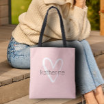 Tote Bag Cœur Chic Rose Pâle Personnalisé<br><div class="desc">Ce sac fourre-tout rose pâle est personnalisé avec votre nom dans une police simple sur un grand cœur blanc. Idéal pour vous-même,  pour vos demoiselles d'honneur,  club de lecture,  cadeau de fin d'études,  cadeau d'anniversaire,  cadeau pour l'enseignant ou toute occasion. PLUS de couleurs dans notre magasin.</div>