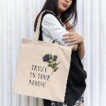 Tote Bag Confiance Dans Votre Rose Noir Magic Witchy<br><div class="desc">Bouton gothique et vintage avec illustration du rose noir avec un texte qui dit "faites confiance à votre magie".</div>