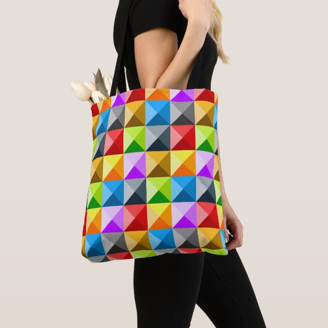 Tote Bag Cool de maquette triangle coloré motif géométrique (De près)