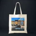 Tote Bag Copenhague Danemark Résidences Nyhavn<br><div class="desc">Copenhague Danemark Immeubles du canal de la capitaleBelles maisons en rangée et bateaux sur le canal Nyhavn</div>