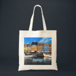 Tote Bag Copenhague Danemark Résidences Nyhavn<br><div class="desc">Copenhague Danemark Immeubles du canal de la capitaleBelles maisons en rangée et bateaux sur le canal Nyhavn</div>