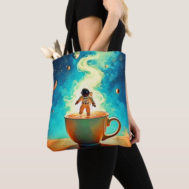 Tote Bag Cosmic Brew: Astronaut's Coffee Dream (De près)